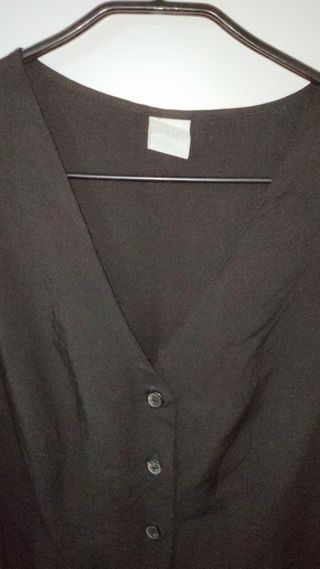 Vestido negro abotonado con mangas de globo