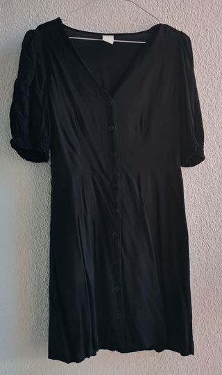 Vestido negro abotonado con mangas de globo
