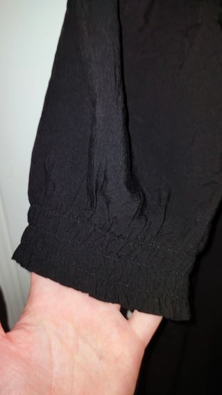 Vestido negro abotonado con mangas de globo