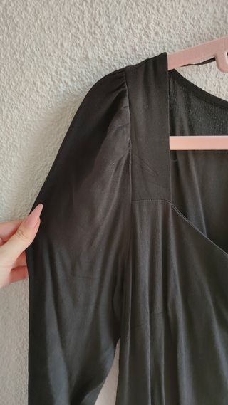 Vestido largo negro con mangas puffy