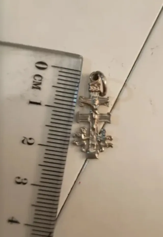 CRUZ DE CARAVACA PLATA.
(SÓLO QUEDA LA DE PLATA)