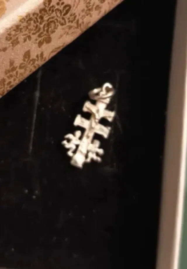 CRUZ DE CARAVACA PLATA.
(SÓLO QUEDA LA DE PLATA)