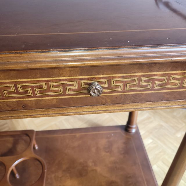 Mesa botellero con ruedas no tiene carcoma