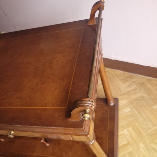 Mesa botellero con ruedas no tiene carcoma