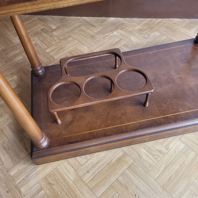 Mesa botellero con ruedas no tiene carcoma