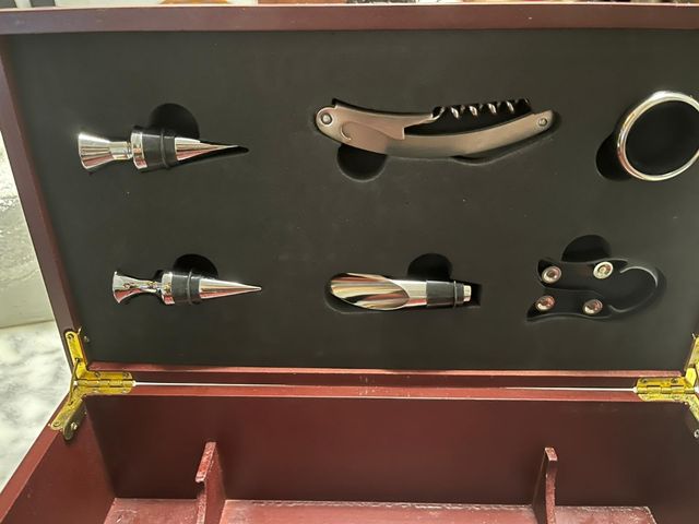 Caja de madera y set de utensilios vino