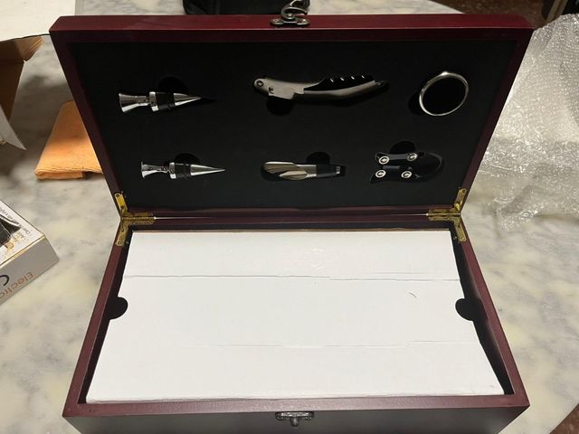 Caja de madera y set de utensilios vino