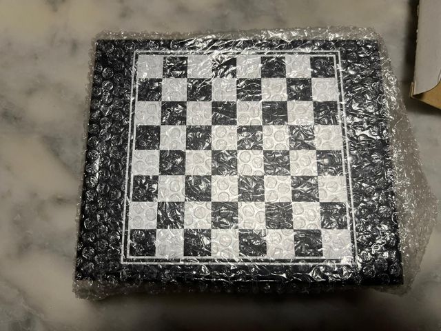 Tablero de ajedrez y utensilios de vino