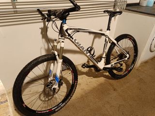 Bicicleta Giant MTB carbono