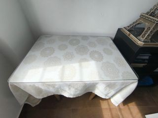 Mesa camilla de madera con mantel y cristal