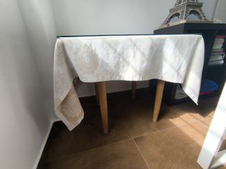 Mesa camilla de madera con mantel y cristal