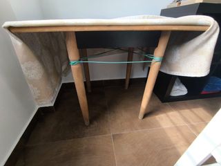 Mesa camilla de madera con mantel y cristal
