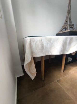 Mesa camilla de madera con mantel y cristal