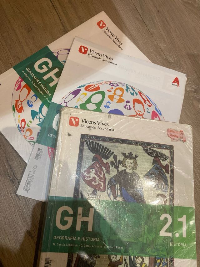 libro de geoyhist de la ESO con el libro pequeño