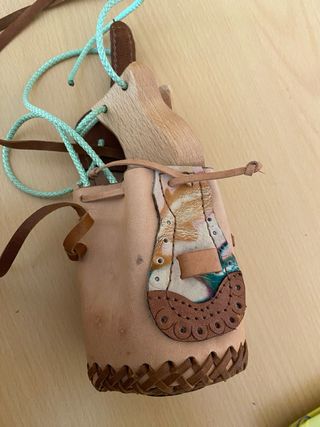 Borsetta in cuoio con castagnette nacchere legno