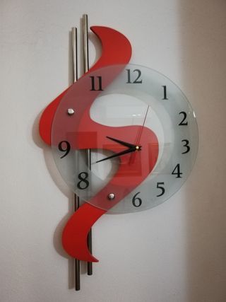 Orologio rosso con un bel design