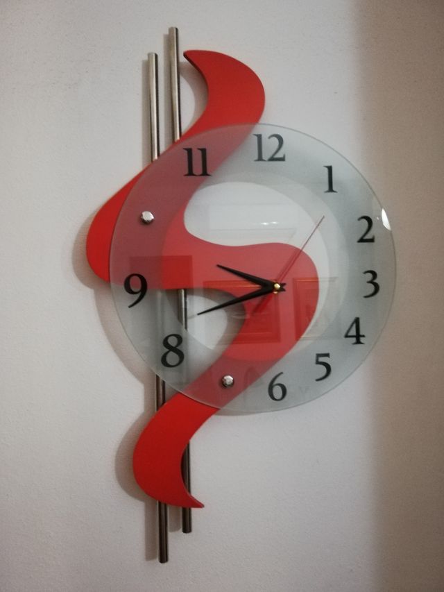 Orologio rosso con un bel design