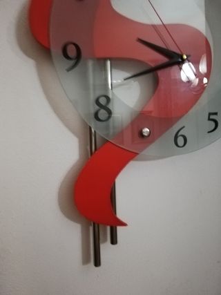 Orologio rosso con un bel design