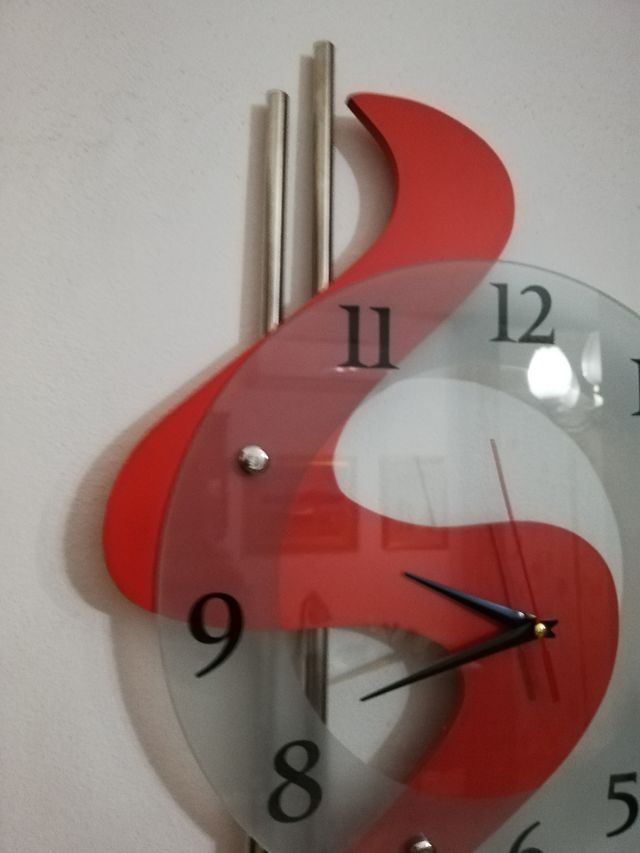 Orologio rosso con un bel design