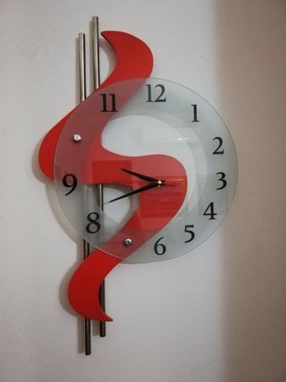 Orologio rosso con un bel design