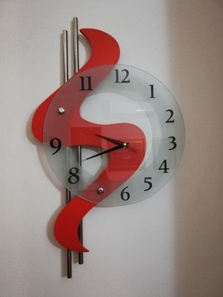 Orologio rosso con un bel design