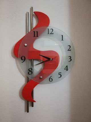 Orologio rosso con un bel design
