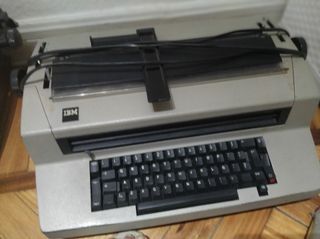 Maquina de escribir eléctrica vintage 