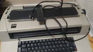 Maquina de escribir eléctrica vintage 