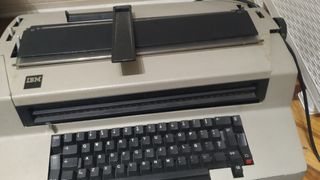 Maquina de escribir eléctrica vintage 
