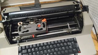 Maquina de escribir eléctrica vintage 