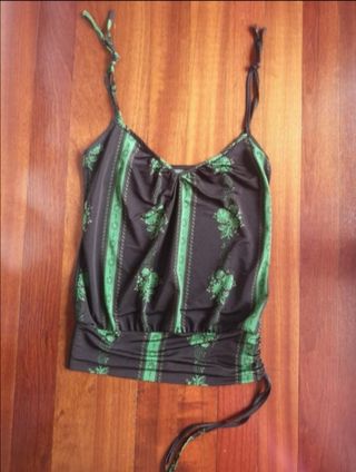 Top de tirantes negra y verde