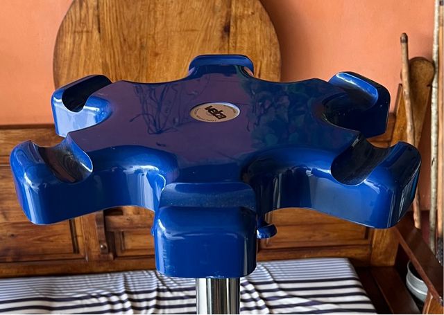 Perchero VIP de pie azul Velca