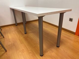 Tavoli rettangolari bianchi