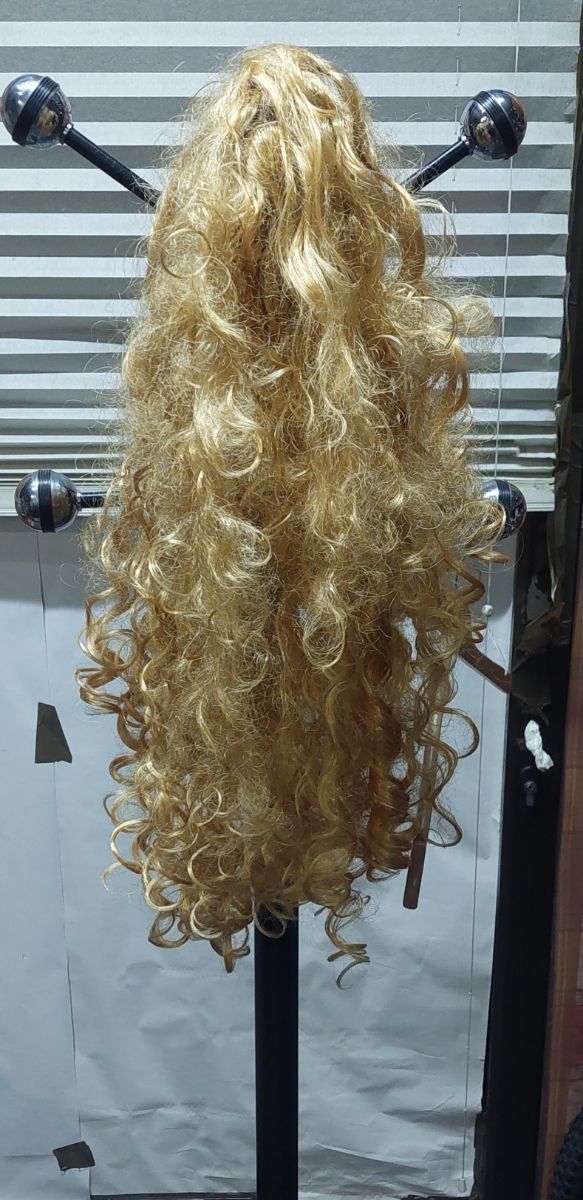 Peluca rubia con rizos