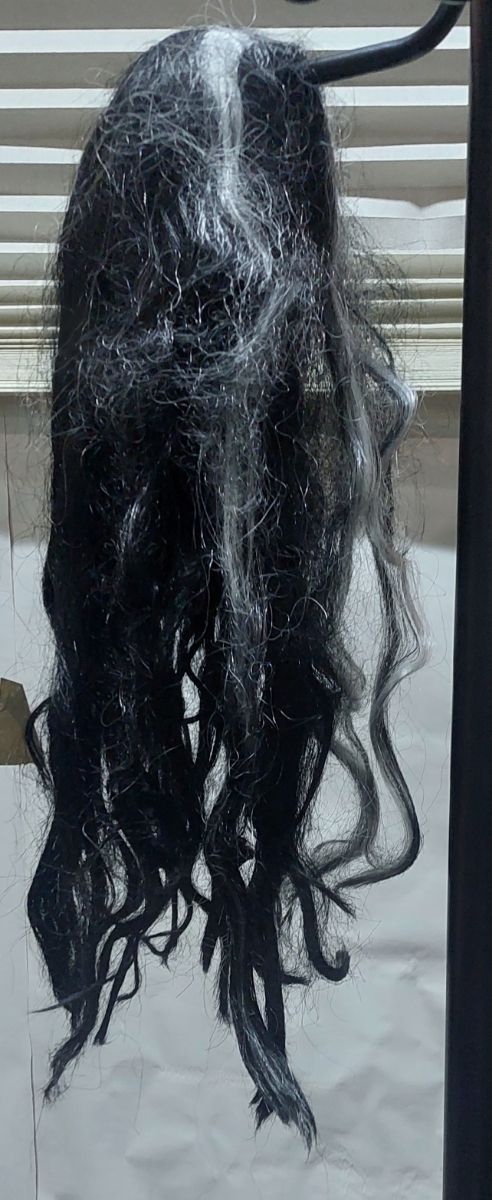 Peluca morena y mechón blanco