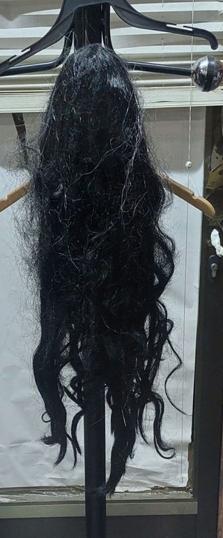 Peluca morena y mechón blanco