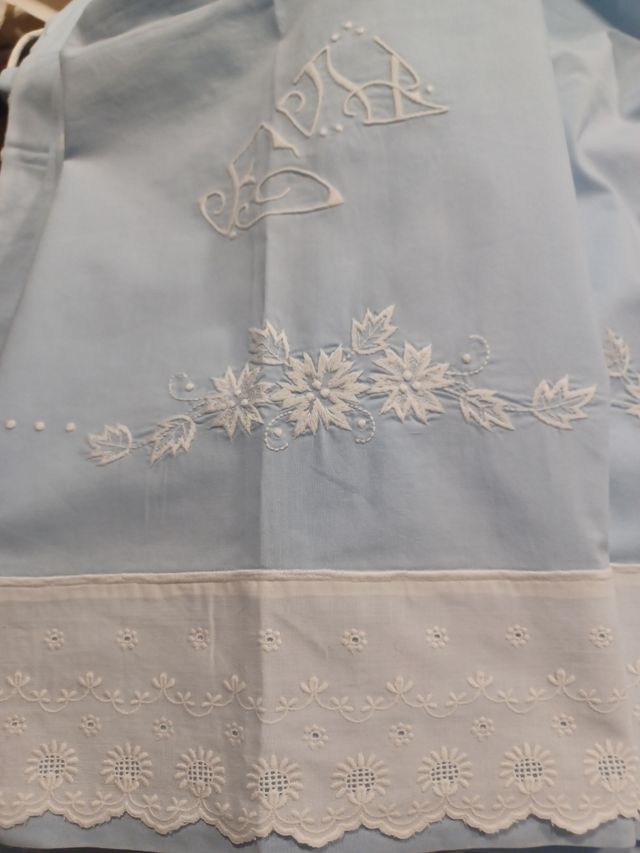 2 JUEGOS BORDADOS ANTIGUOS