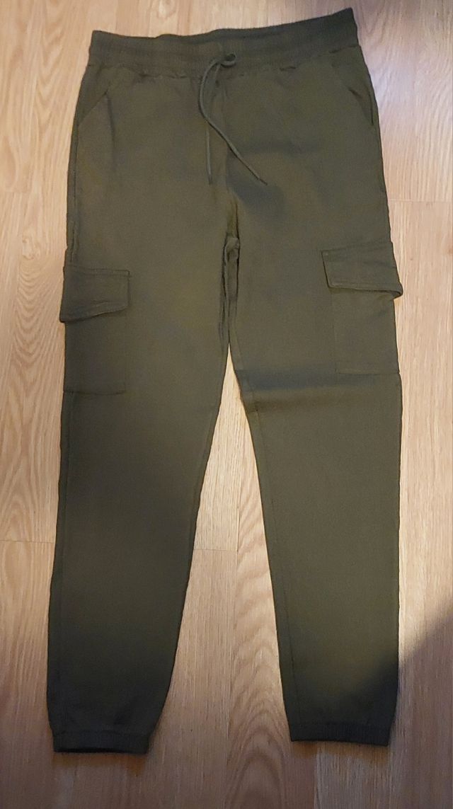 Pantalón con bolsillos verde militar