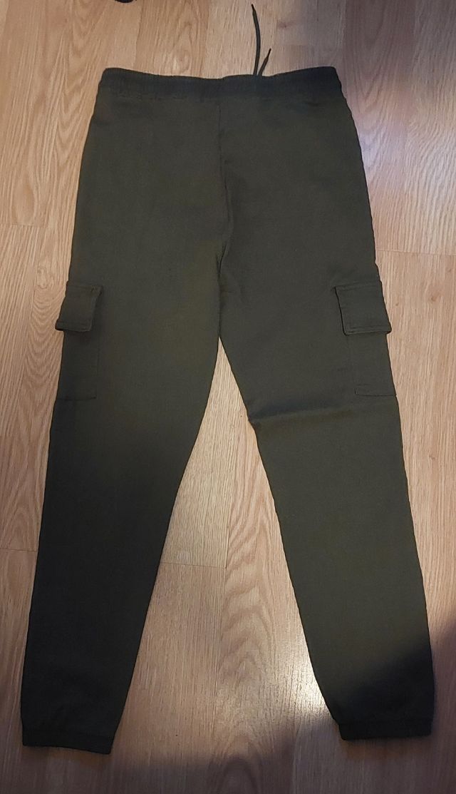 Pantalón con bolsillos verde militar