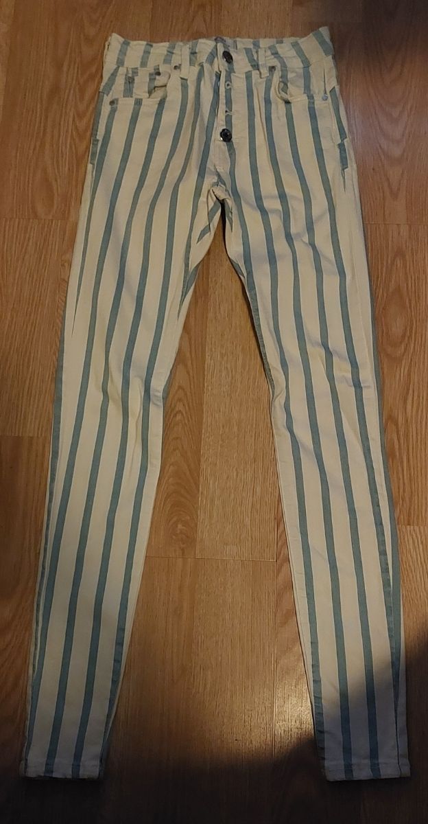 Pantalón con rayas blancas y azules