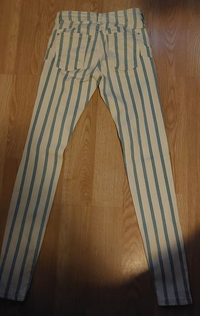Pantalón con rayas blancas y azules
