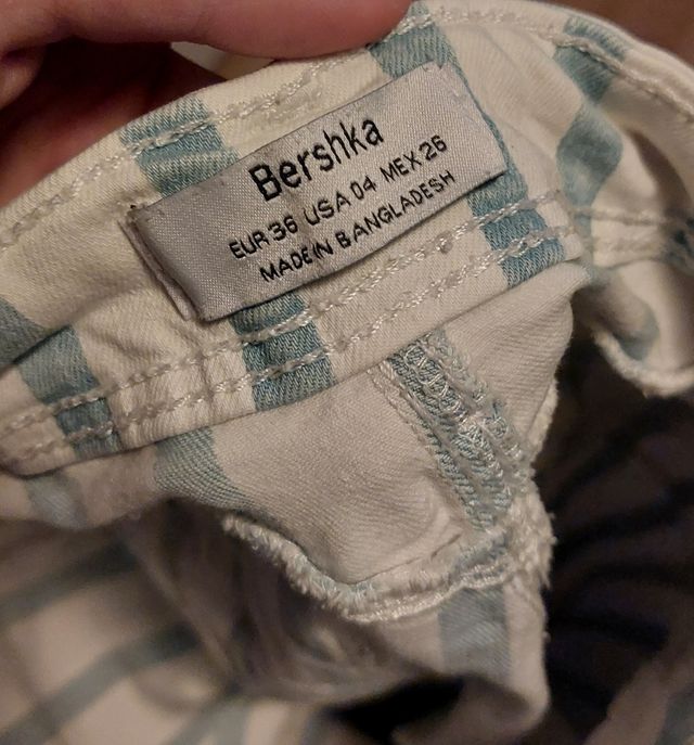 Pantalón con rayas blancas y azules