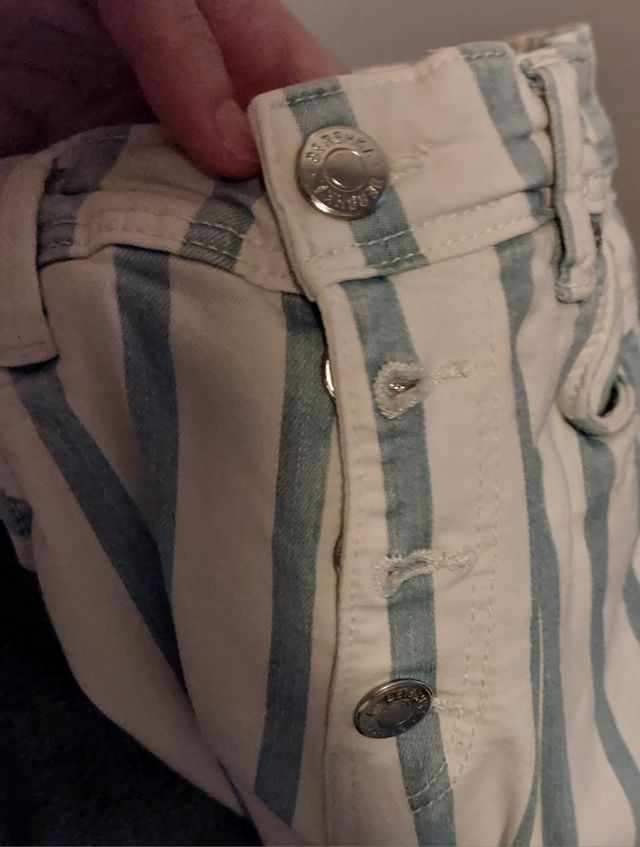 Pantalón con rayas blancas y azules