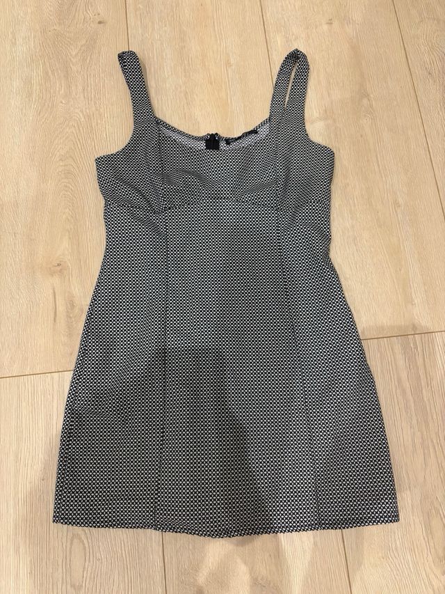 Vestido negro corto de Pull & Bear