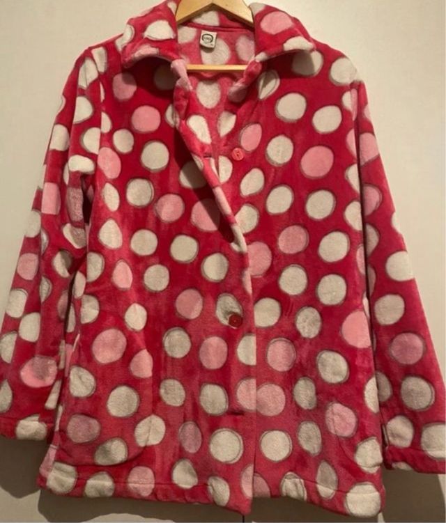 Bata corta rosa con lunares blancos