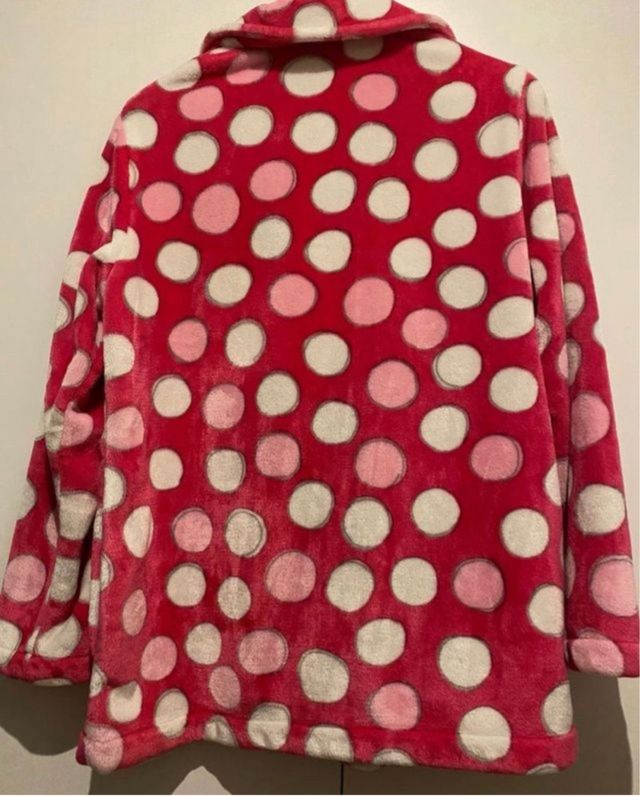 Bata corta rosa con lunares blancos