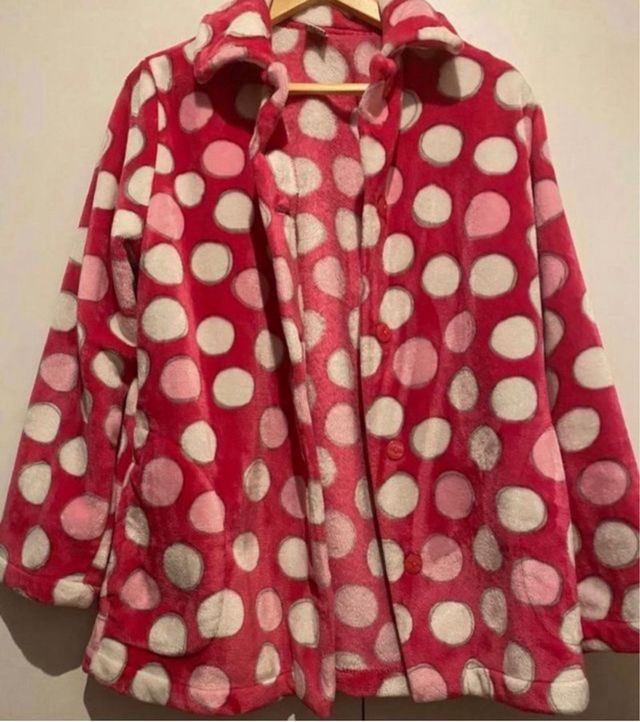 Bata corta rosa con lunares blancos