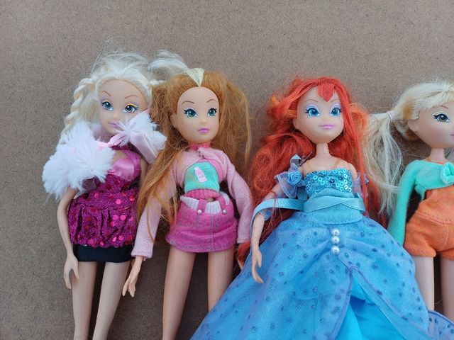 Lote 19 muñecas, 6 winx, 9 Barbies y 4 princesas
