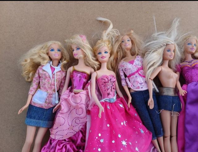 Lote 19 muñecas, 6 winx, 9 Barbies y 4 princesas