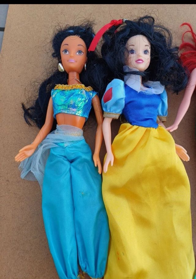 Lote 19 muñecas, 6 winx, 9 Barbies y 4 princesas